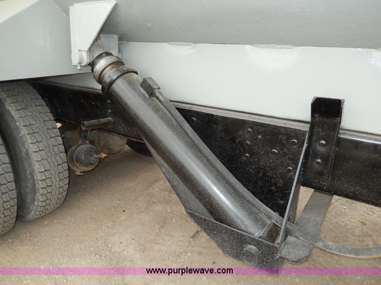 image for item D4790 1988 International F2554 barrel dump truck