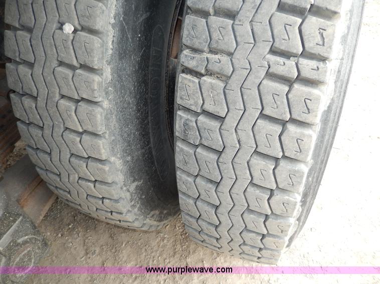 image for item D4790 1988 International F2554 barrel dump truck