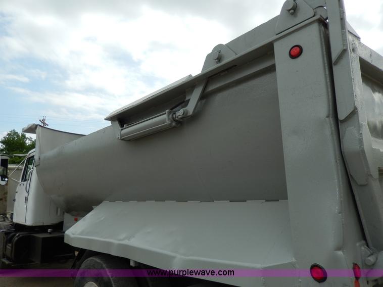 image for item D4790 1988 International F2554 barrel dump truck