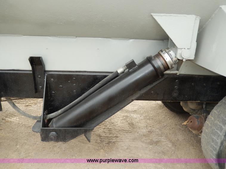 image for item D4790 1988 International F2554 barrel dump truck