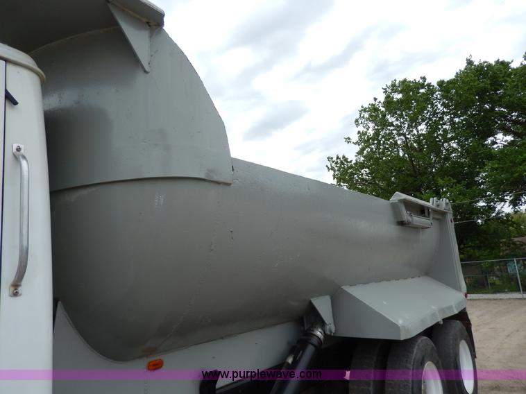 image for item D4790 1988 International F2554 barrel dump truck