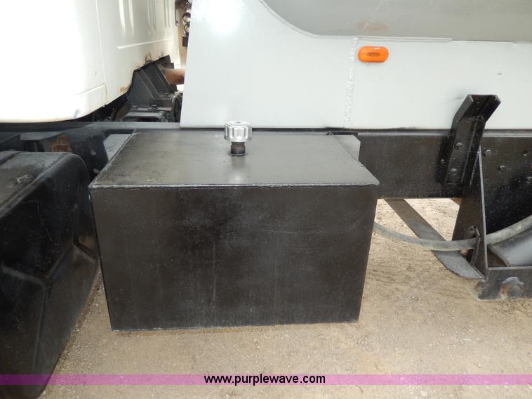 image for item D4790 1988 International F2554 barrel dump truck