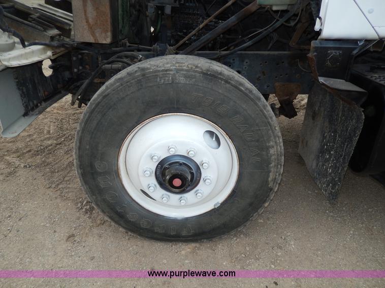 image for item D4790 1988 International F2554 barrel dump truck