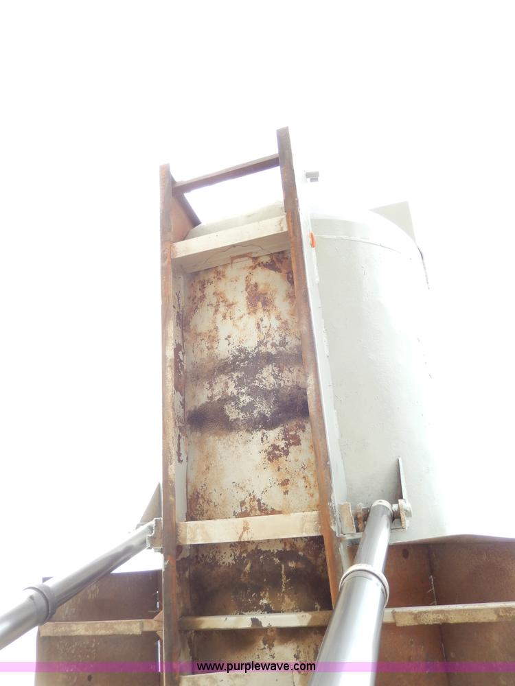 image for item D4790 1988 International F2554 barrel dump truck