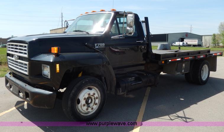 image for item D8074 1994 Ford F700 flatbed truck