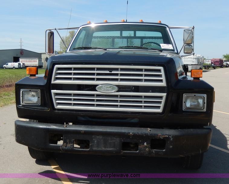 image for item D8074 1994 Ford F700 flatbed truck