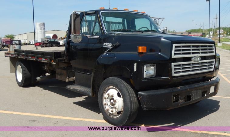 image for item D8074 1994 Ford F700 flatbed truck