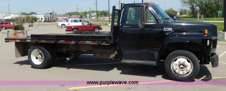image for item D8074 1994 Ford F700 flatbed truck