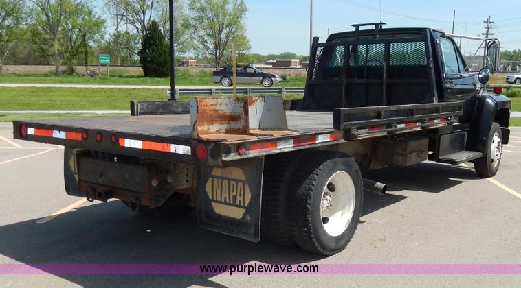 image for item D8074 1994 Ford F700 flatbed truck