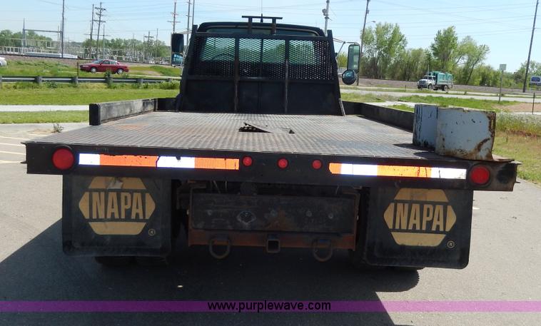 image for item D8074 1994 Ford F700 flatbed truck