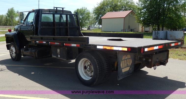 image for item D8074 1994 Ford F700 flatbed truck