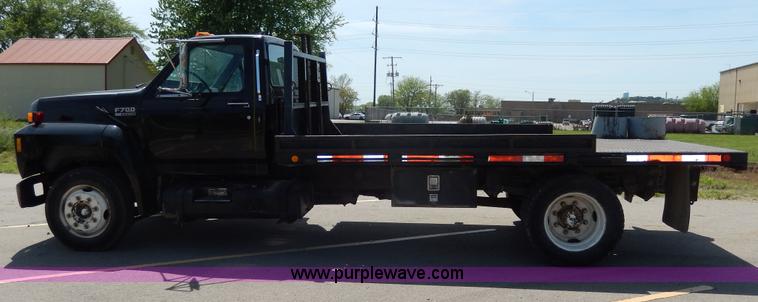 image for item D8074 1994 Ford F700 flatbed truck