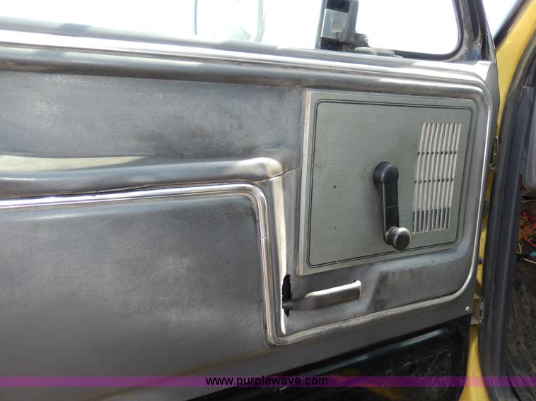 image for item D8074 1994 Ford F700 flatbed truck