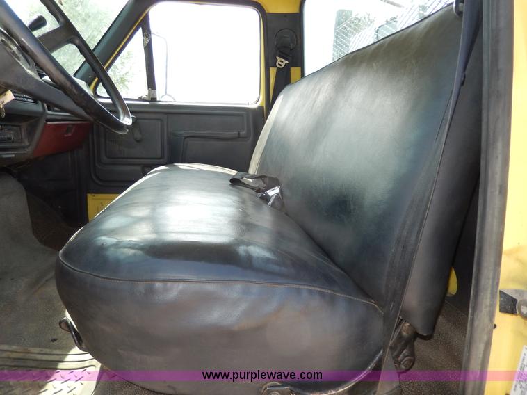 image for item D8074 1994 Ford F700 flatbed truck