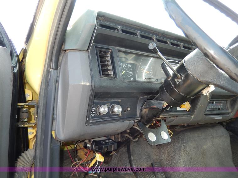 image for item D8074 1994 Ford F700 flatbed truck