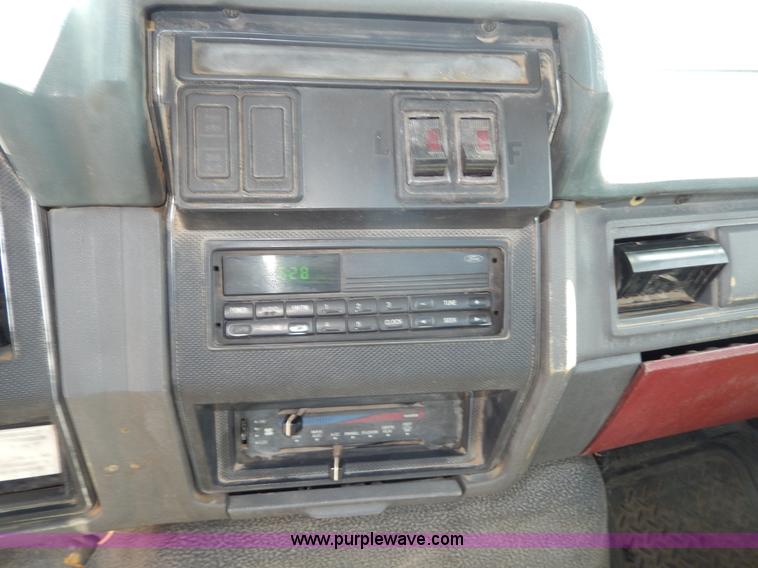 image for item D8074 1994 Ford F700 flatbed truck