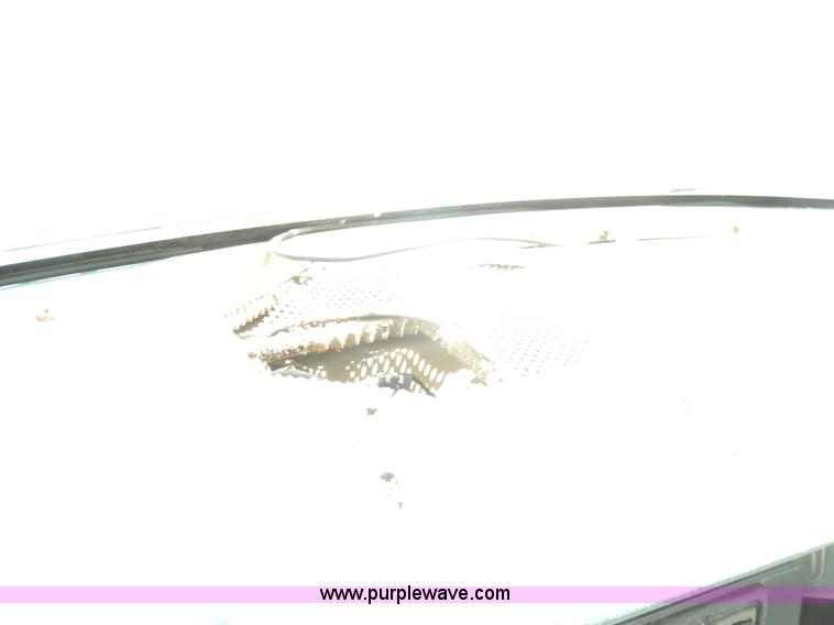 image for item D8074 1994 Ford F700 flatbed truck