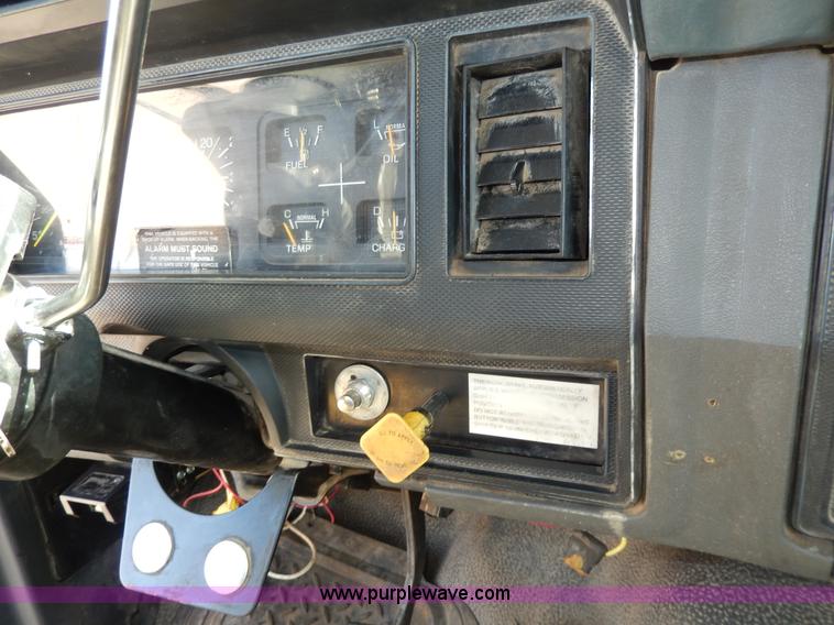 image for item D8074 1994 Ford F700 flatbed truck