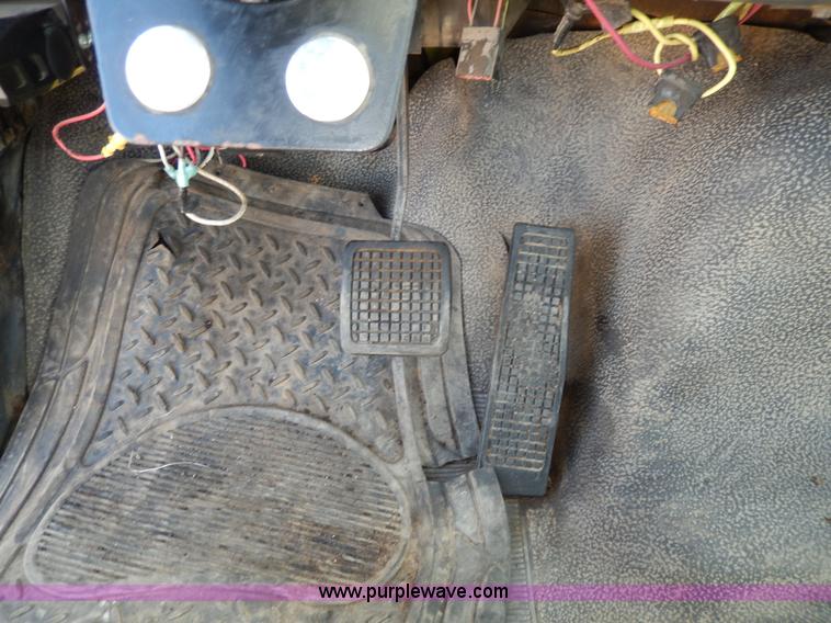 image for item D8074 1994 Ford F700 flatbed truck