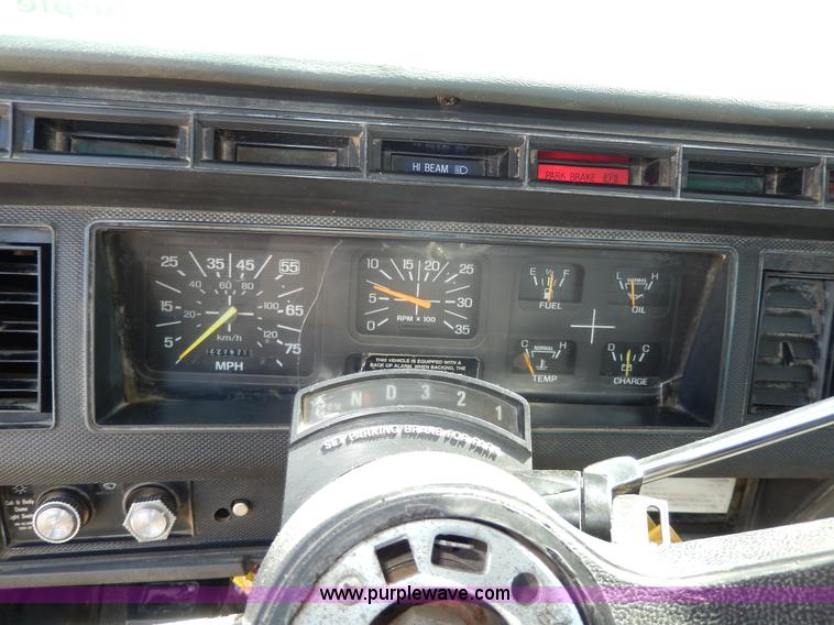 image for item D8074 1994 Ford F700 flatbed truck