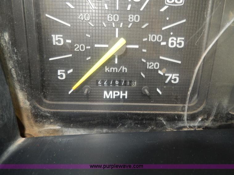 image for item D8074 1994 Ford F700 flatbed truck