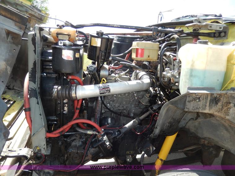 image for item D8074 1994 Ford F700 flatbed truck