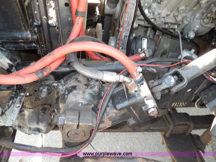 image for item D8074 1994 Ford F700 flatbed truck