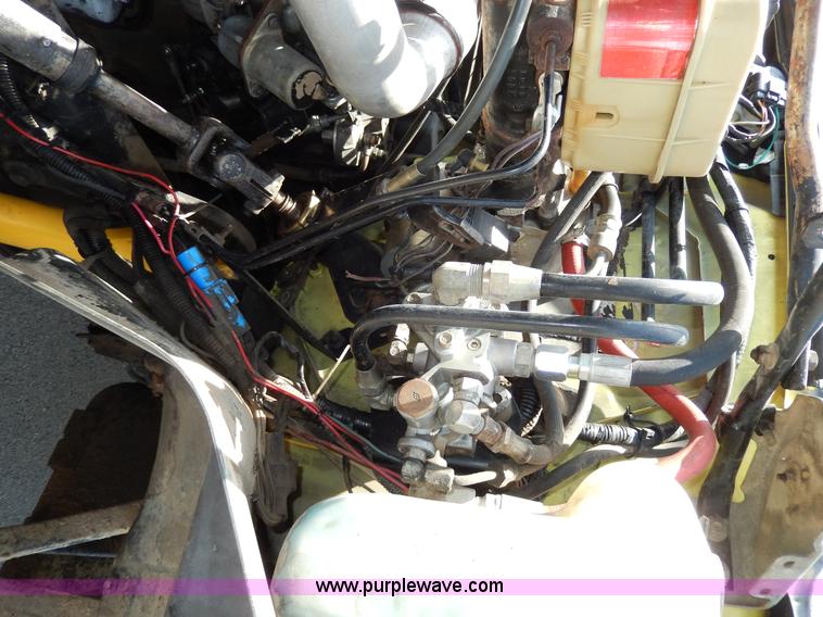 image for item D8074 1994 Ford F700 flatbed truck