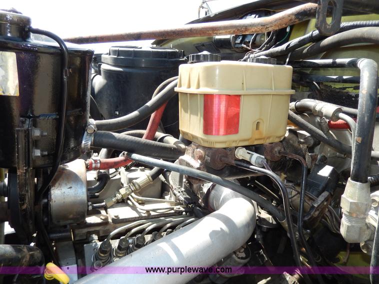 image for item D8074 1994 Ford F700 flatbed truck