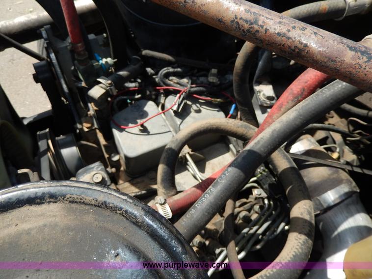 image for item D8074 1994 Ford F700 flatbed truck