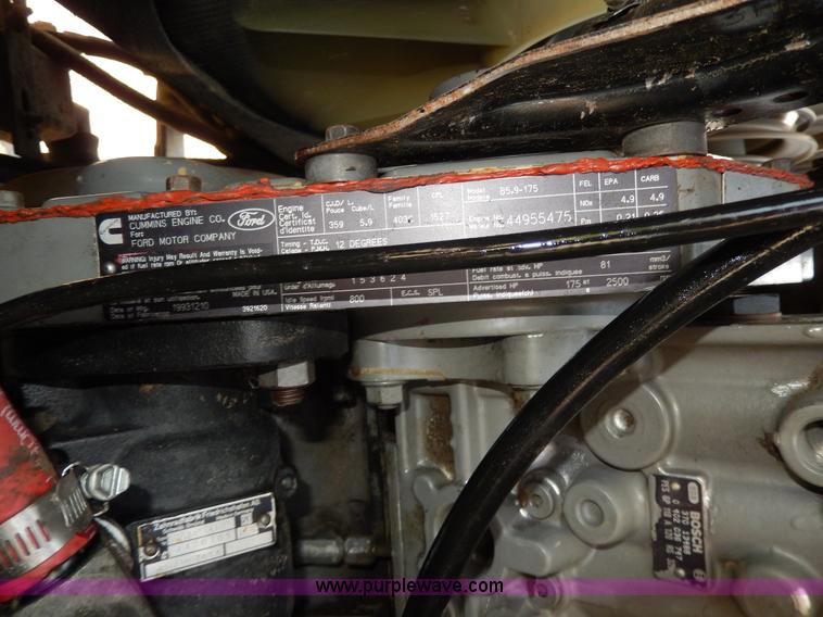 image for item D8074 1994 Ford F700 flatbed truck