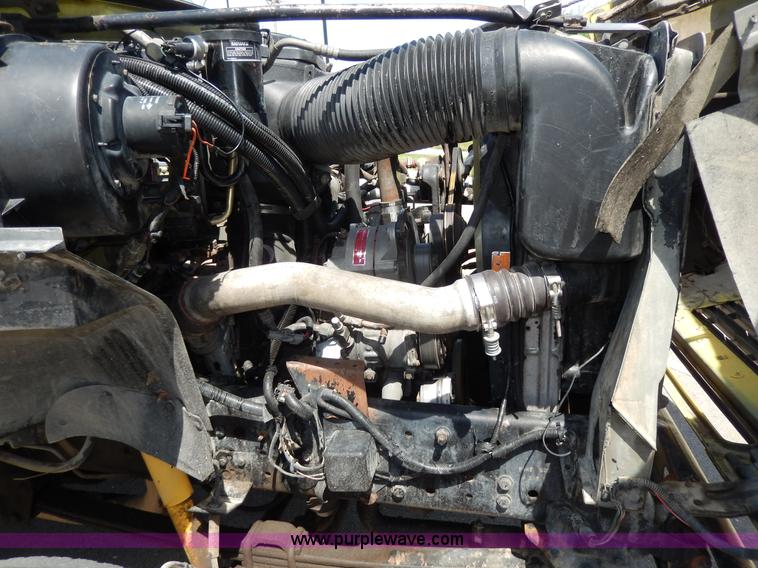 image for item D8074 1994 Ford F700 flatbed truck