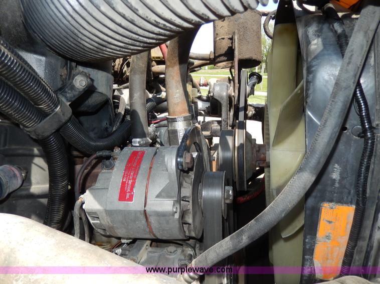 image for item D8074 1994 Ford F700 flatbed truck