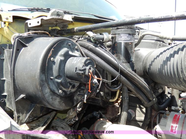 image for item D8074 1994 Ford F700 flatbed truck