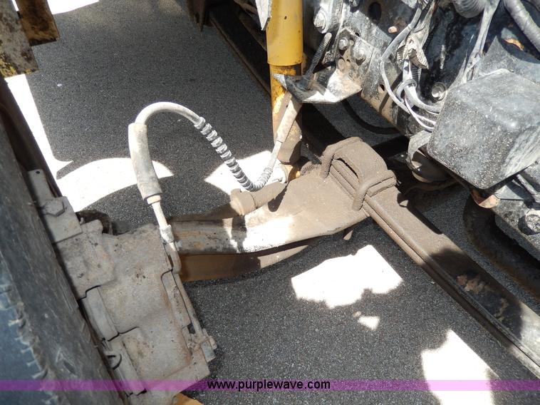 image for item D8074 1994 Ford F700 flatbed truck