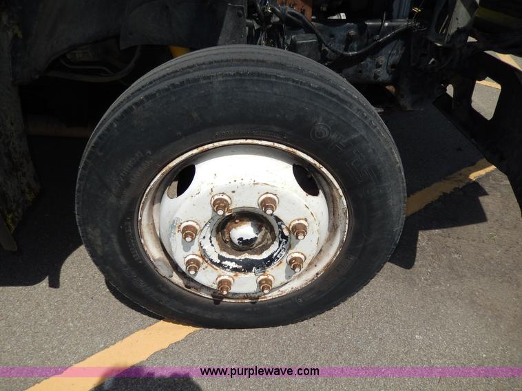 image for item D8074 1994 Ford F700 flatbed truck