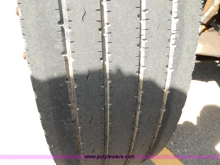 image for item D8074 1994 Ford F700 flatbed truck