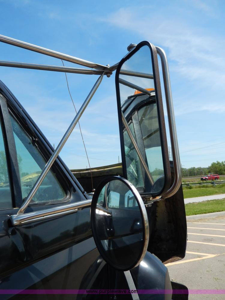 image for item D8074 1994 Ford F700 flatbed truck