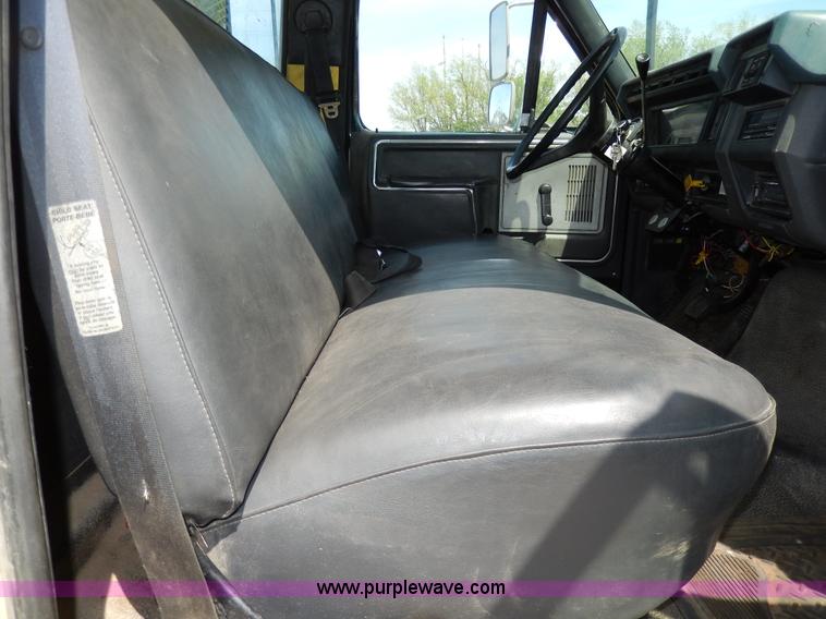 image for item D8074 1994 Ford F700 flatbed truck