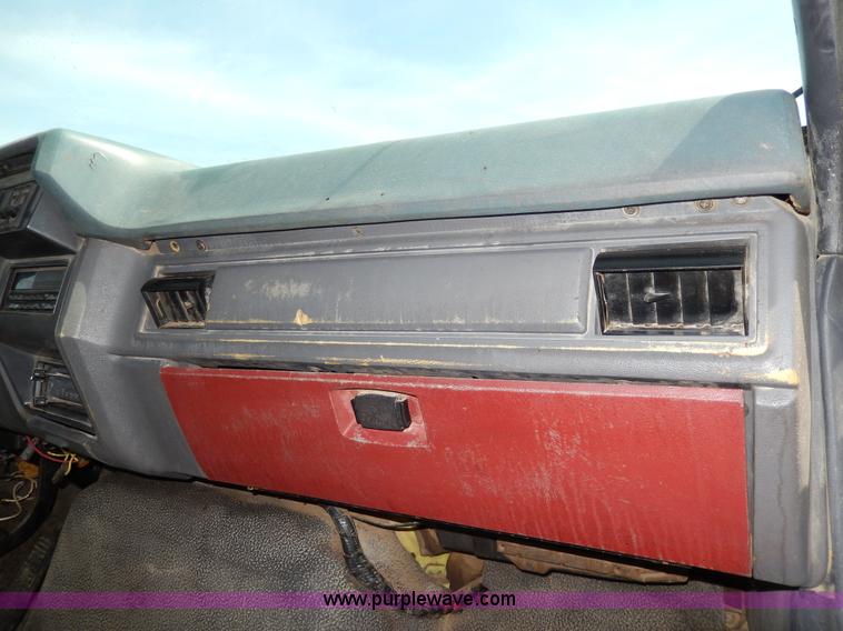 image for item D8074 1994 Ford F700 flatbed truck