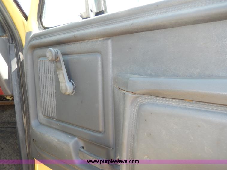 image for item D8074 1994 Ford F700 flatbed truck