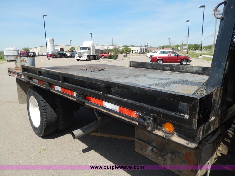 image for item D8074 1994 Ford F700 flatbed truck