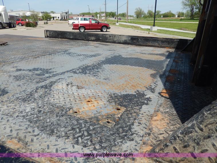 image for item D8074 1994 Ford F700 flatbed truck