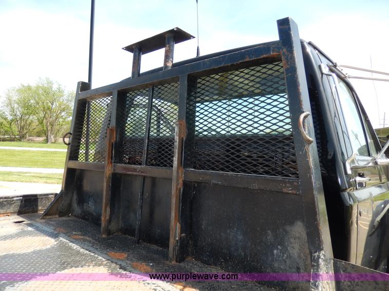 image for item D8074 1994 Ford F700 flatbed truck