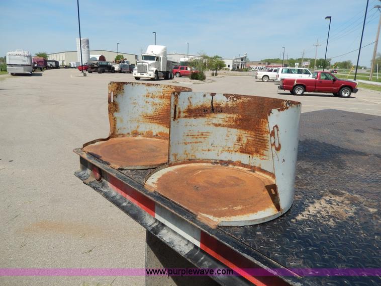 image for item D8074 1994 Ford F700 flatbed truck