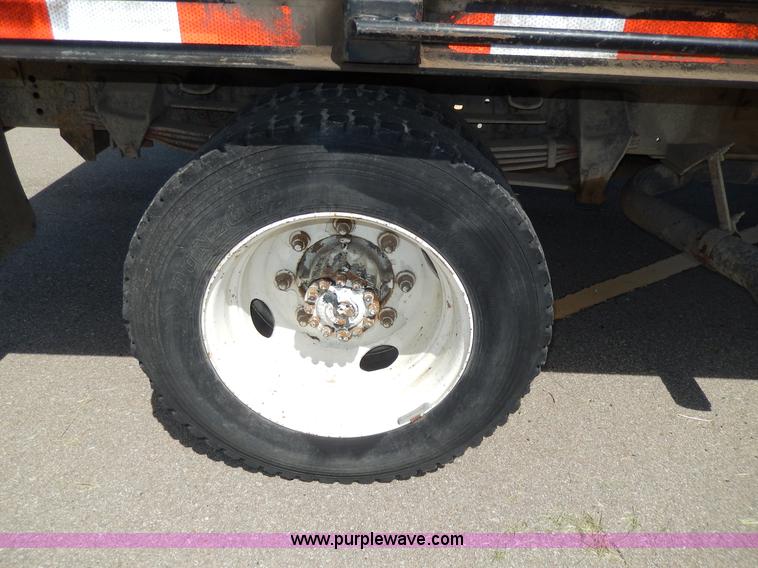 image for item D8074 1994 Ford F700 flatbed truck