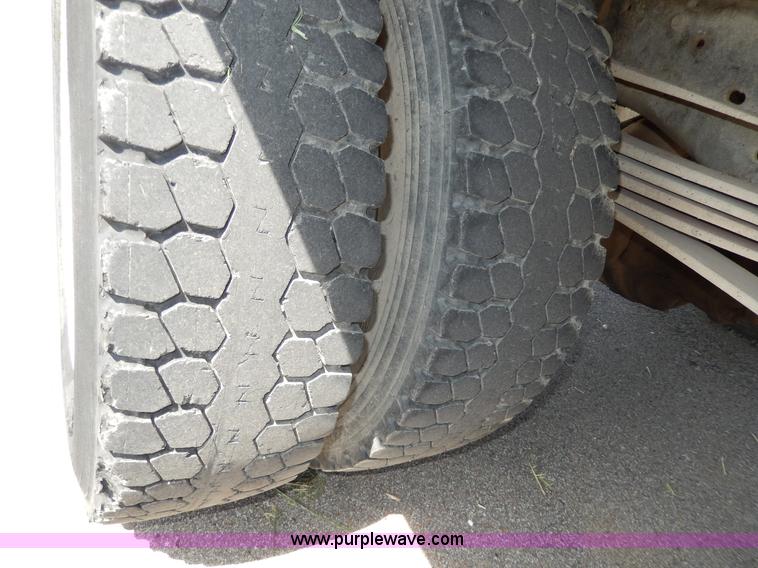 image for item D8074 1994 Ford F700 flatbed truck