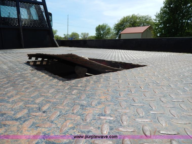 image for item D8074 1994 Ford F700 flatbed truck