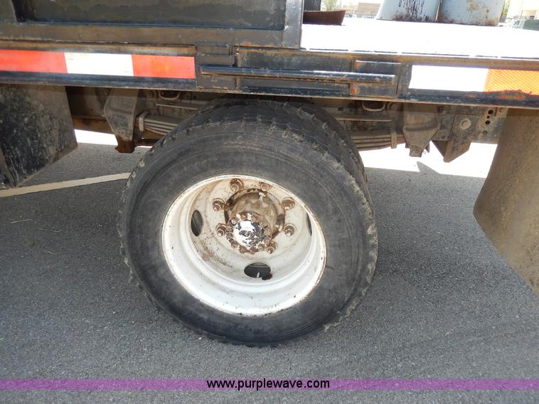 image for item D8074 1994 Ford F700 flatbed truck
