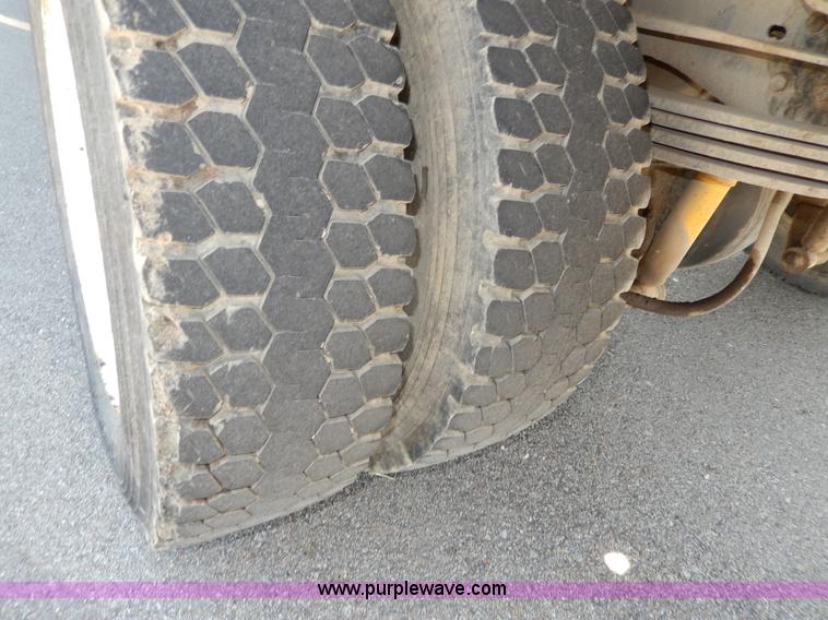 image for item D8074 1994 Ford F700 flatbed truck